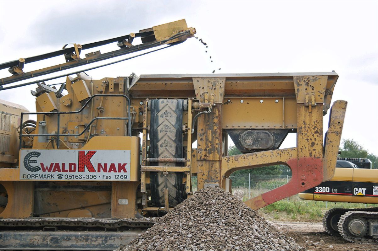 Brechanlage von Ewald Knak mit aufbereitetem mineralischem Material