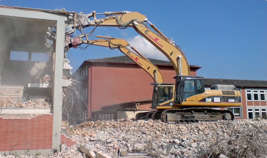 Bagger beim Rückbau eines Gebäudes